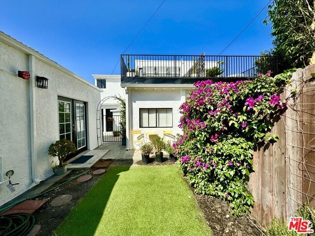 540 Huntley Dr in West Hollywood, CA - Building Photo - Building Photo