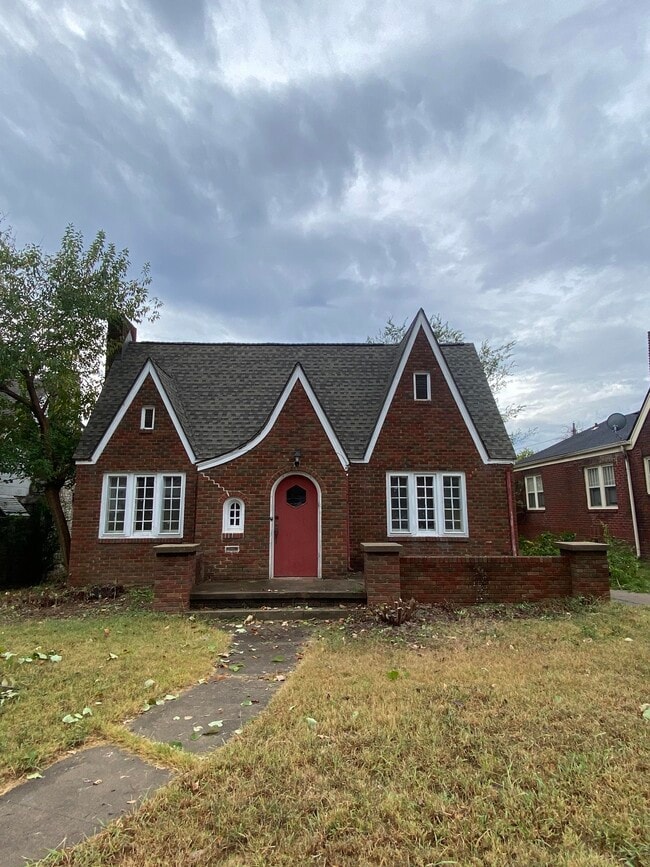 property at 22 E Woodrow Pl