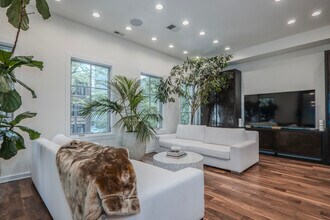 22 E Elm St in Chicago, IL - Building Photo - Building Photo