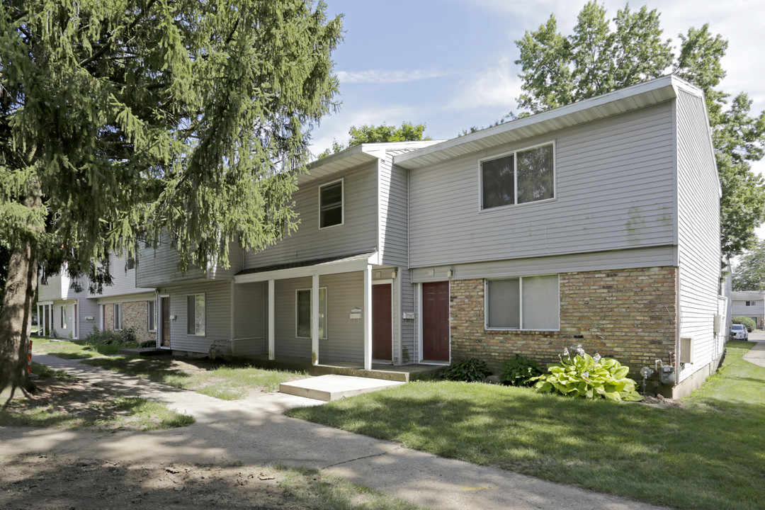 Colonial Village in Champaign, IL - Building Photo