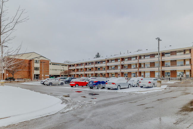 Hadati Road Court in Guelph, ON - Building Photo - Building Photo