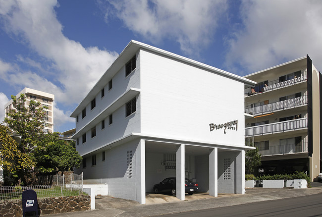 Breezeway Apartments in Honolulu, HI - Building Photo - Building Photo