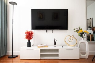 305 E 95th St in New York, NY - Building Photo