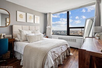 1355 N Sandburg Terrace in Chicago, IL - Building Photo - Building Photo