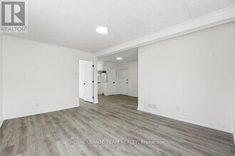 874 Clyde Ave N in Ottawa, ON - Building Photo - Building Photo