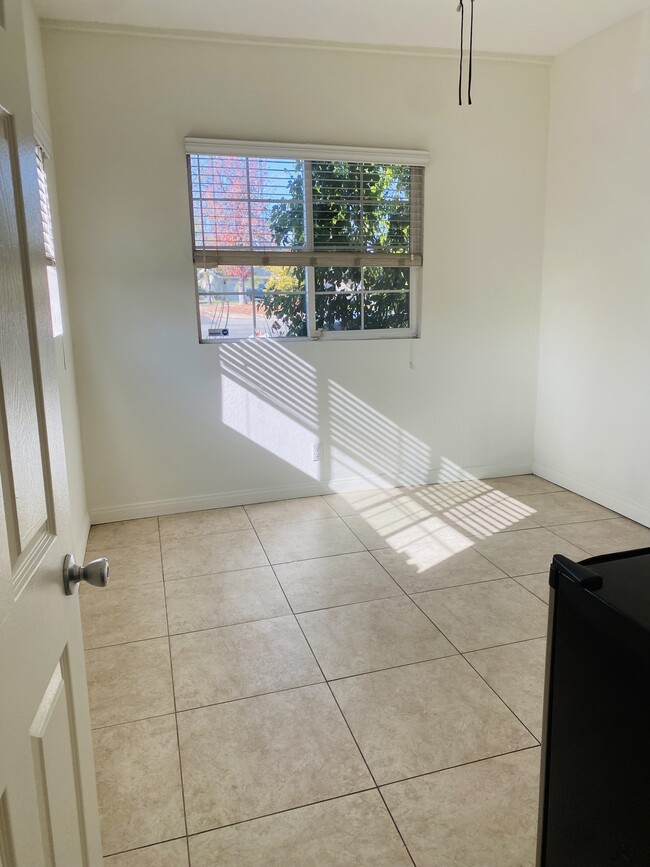 9563 Mills Ave, Unit Studio in Montclair, CA - Building Photo - Building Photo