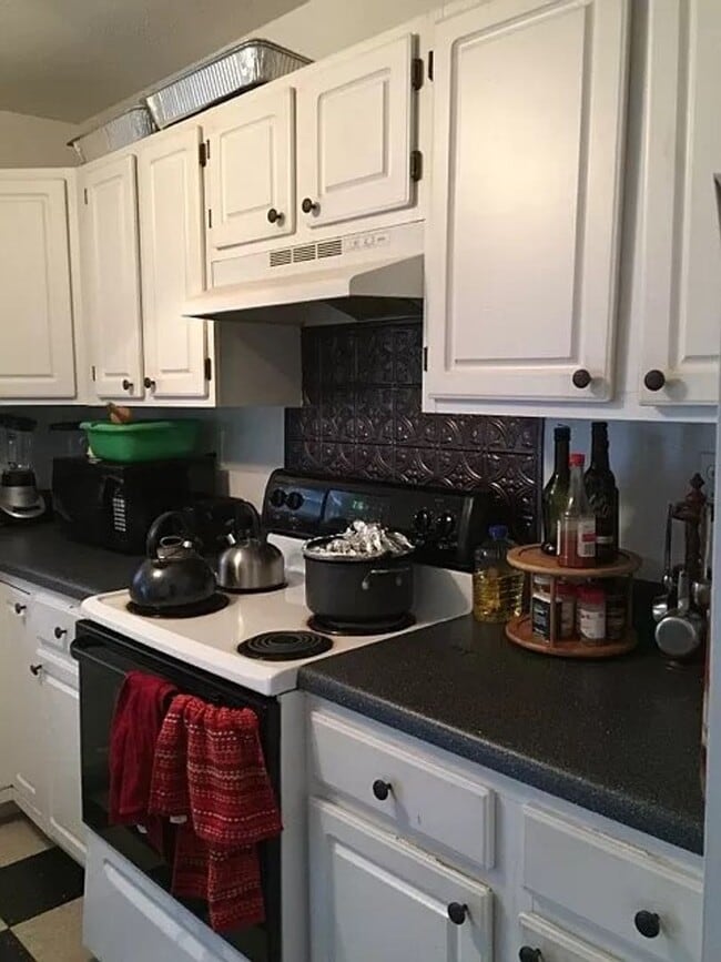 property at 1208 W Clay St