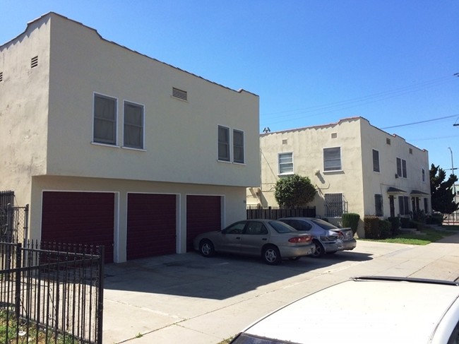 300 E 55th St in Los Angeles, CA - Foto de edificio - Building Photo