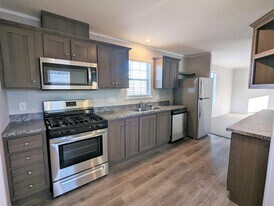 618 Maine St in Belleville, MI - Building Photo