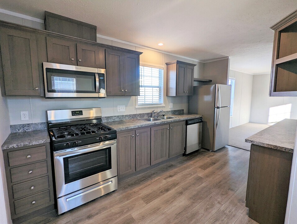 618 Maine St in Belleville, MI - Building Photo