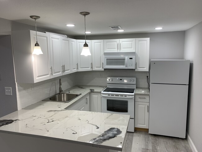 5623 Regis Ave, Unit 101 in Port Richey, FL - Building Photo - Building Photo