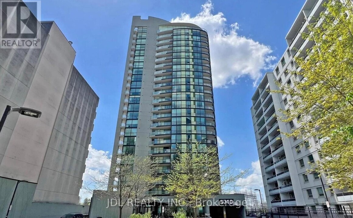 5740 Yonge St in Toronto, ON - Building Photo