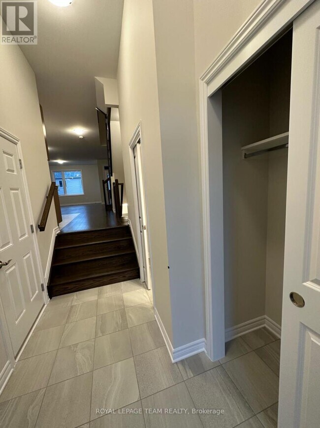 28 Atop Ln in Ottawa, ON - Building Photo - Building Photo