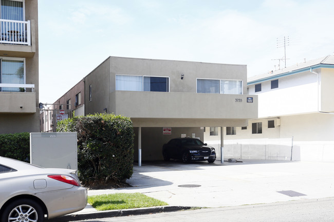 3755 Clarington Ave in Los Angeles, CA - Foto de edificio - Building Photo