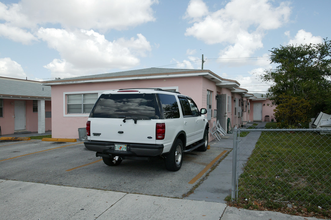 75 E 8th St in Hialeah, FL - Building Photo