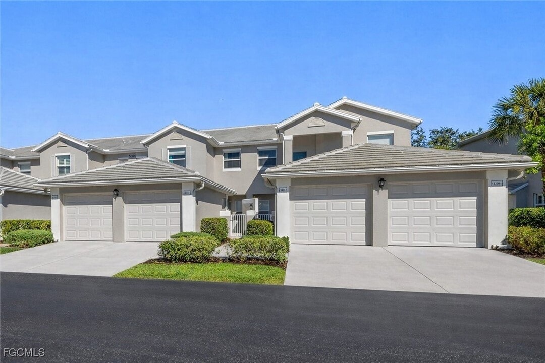12120 Summergate Cir in Ft. Myers, FL - Building Photo