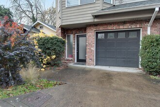 3417 SW Moss St-Unit -B in Portland, OR - Building Photo - Building Photo