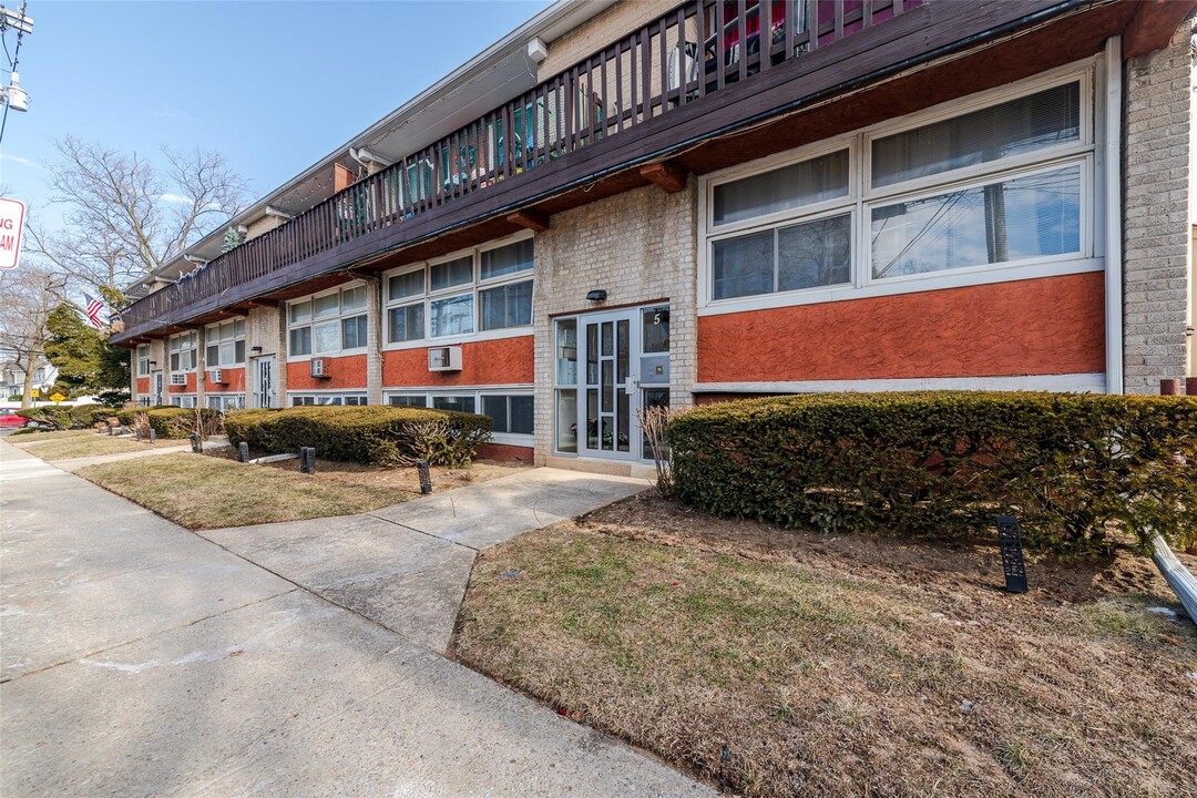 5 Duryea Pl-Unit -2F in Lynbrook, NY - Building Photo