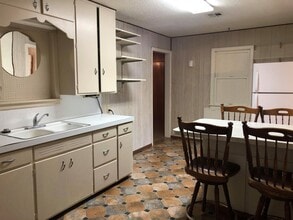 329 E Cottonwood Ave in Enid, OK - Building Photo - Building Photo