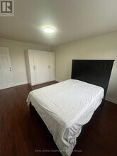 327 Evergreen Crescent in Oakville, ON - Building Photo - Building Photo