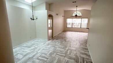 8517 Fawn Creek Dr in Tampa, FL - Building Photo - Building Photo