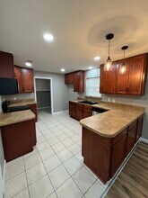 321 W Park Ave in Weatherford, TX - Building Photo - Building Photo