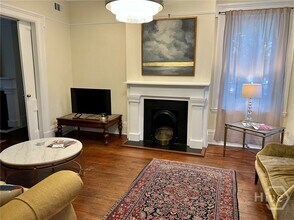 215 W Hall St in Savannah, GA - Building Photo - Building Photo