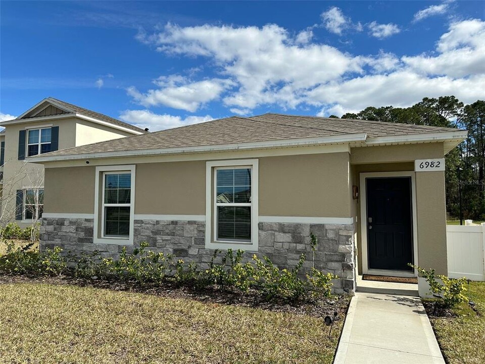 6982 Botanic Blvd in Harmony, FL - Foto de edificio