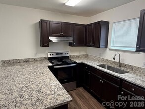 2021 Oakdale Rd in Charlotte, NC - Building Photo - Building Photo