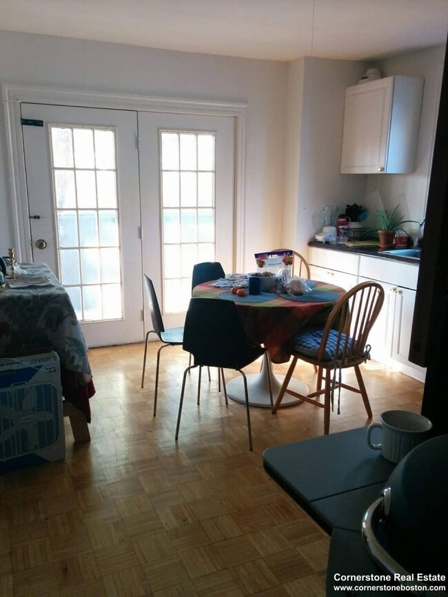 130 Fisher Ave in Boston, MA - Foto de edificio - Building Photo