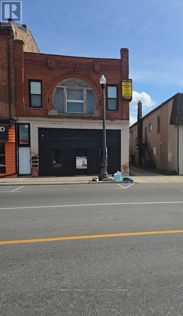 692 Dundas St in Woodstock, ON - Building Photo