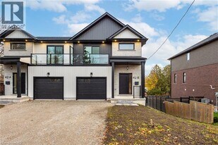 42 Wellington St in Brant, ON - Building Photo