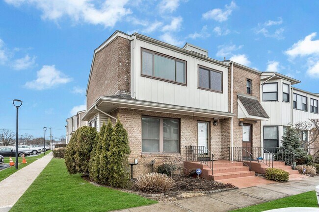 30 Vanderbilt Way in Valley Stream, NY - Building Photo - Building Photo