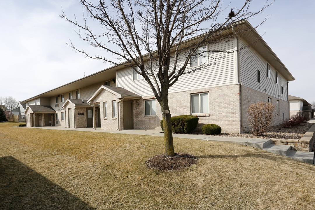 The Ponds on G E Road in Bloomington, IL - Building Photo