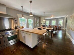 55 Eliot Cres, Unit 2 in Chestnut Hill, MA - Foto de edificio - Building Photo