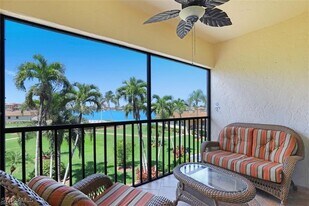 750 W Elkcam Cir in Marco Island, FL - Building Photo
