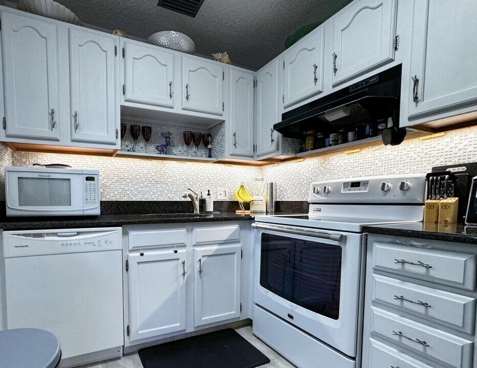 31 Lake Vista Trail in Port St. Lucie, FL - Building Photo