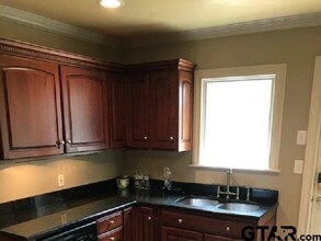 1122 S Wall Ave in Tyler, TX - Building Photo - Building Photo