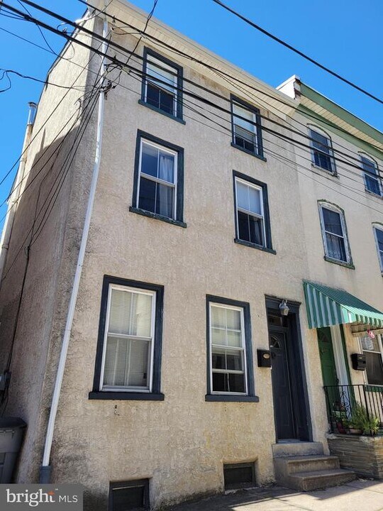 4528 Baker St in Philadelphia, PA - Building Photo