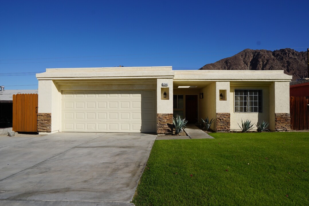 52940 Avenida Navarro in La Quinta, CA - Building Photo