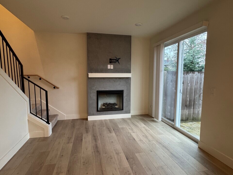 7460 N Oswego Ave in Portland, OR - Building Photo