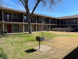 1226 Baylor Ave, Unit 121 in Waco, TX - Building Photo