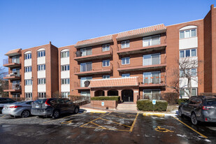 Spanish Court in Highland Park, IL - Building Photo