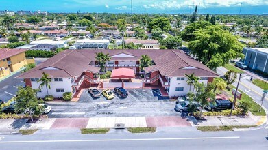 Hollywood Courtyard Apartments in Hollywood, FL - Building Photo - Building Photo