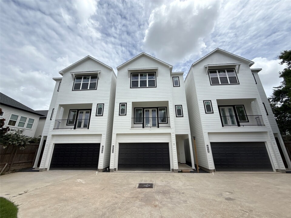 9428 Campbell Rd in Houston, TX - Building Photo