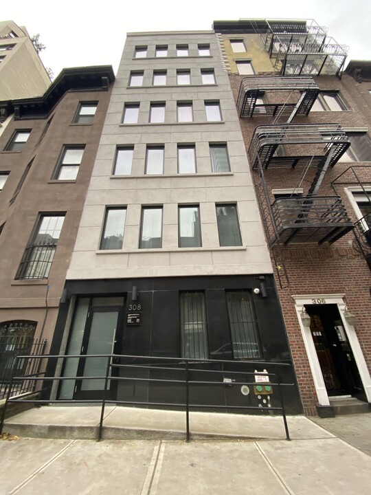 308 E 52nd St in New York, NY - Building Photo