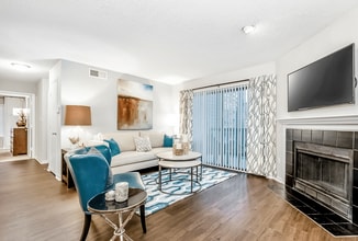 Paces Pointe Apartment Homes in Matthews, NC - Foto de edificio - Building Photo