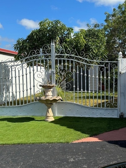 1045 SW 122nd Ct in Miami, FL - Building Photo - Building Photo