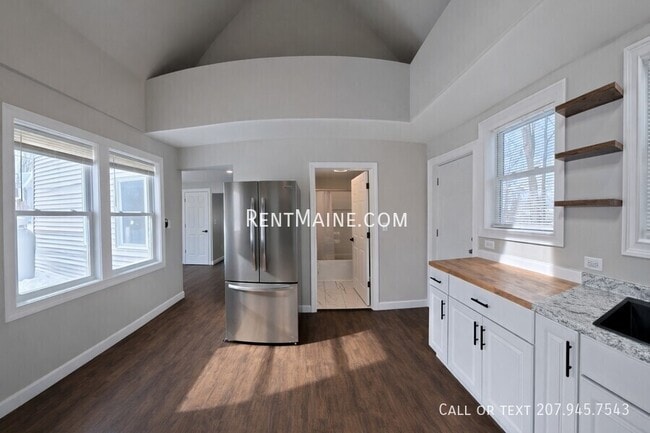 6 Cram St in Bradley, ME - Foto de edificio - Building Photo