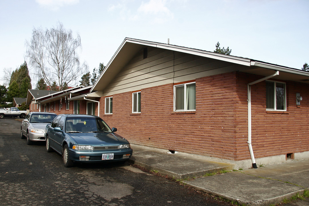 11430 SW Center St in Beaverton, OR - Building Photo